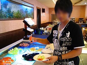 黑黑的動作雖然比較粗曠，但是心思很細膩，選了老師愛吃的水果，為老師服務。