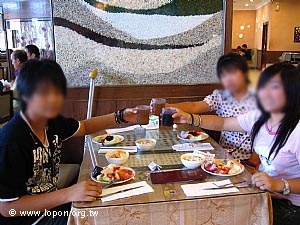唸誦「餐前供養文」之後，三人一起舉杯，慶祝獲得外出的獎勵。
