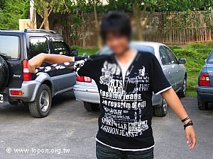 這次黑黑花錢最少，只花100元買了一條有骷髏頭圖案的領帶，至於怎麼搭配、什麼時候穿，她還沒想好！