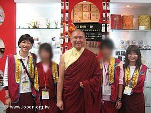黑黑（右二）與創辦人、鹿野苑老師（左一、右一）合影