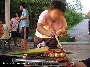 新生第一次參與露營烤肉活動，非常開心。