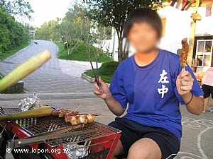 我剛放學，知道有烤肉活動就立刻加入烤肉大隊的陣容。