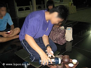 無我茶會特色之一「人人泡茶」。