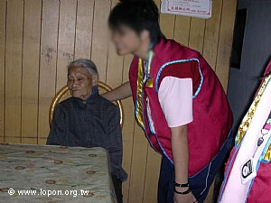 學員探望九十多歲的阿祖