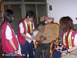 奉上關懷金給八十多歲的阿公