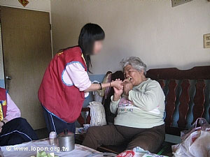 經過長期的訪視、互動，學員跟阿嬤建立起家人般的情誼。
