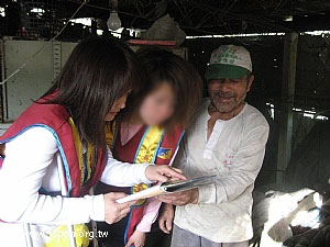 阿公得意地拿出兒子的照片給我們看。