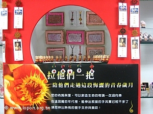 方形名片夾和心型手機吊飾都是學員親手製作的