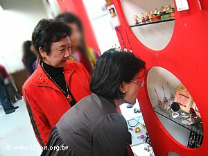 台南縣長夫人郭椿華老師與行政院長夫人（前）一起蒞臨鹿野苑的義賣櫃位。