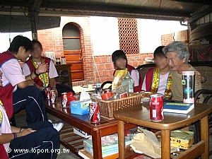 楊奶奶講古，總是讓大家哄堂大笑！