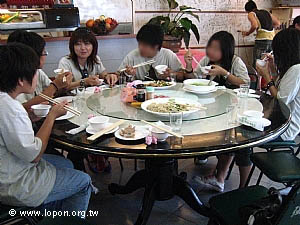 吃飯時間， 老師還是要講個笑話娛樂我們一下！
