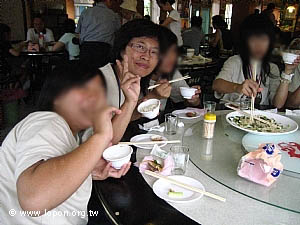 小賢（左一）差點去不成，還好大家一起想辦法幫忙她，才能見到她開心的笑容。