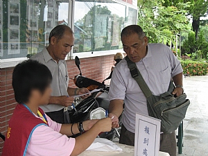 這位阿公騎了一個小時的摩托車從屏東來的喔！