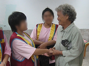 阿嬤說：這群小女生的服務真是讚！下次還會再來嗎？