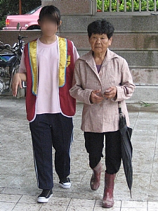健檢之後，陪阿嬤走出校園。