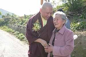長期照顧鹿野苑學員的楊奶奶也蒞臨動土慶典
