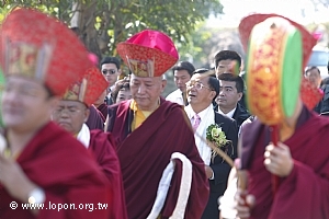 喇嘛僧眾演奏法樂，手持卡達香棒，以藏傳佛教的隆重禮儀迎請陳總統進入會場。
