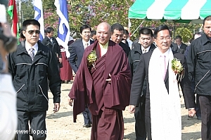 喇碼僧眾演奏法樂，手持卡達香棒，以藏傳佛教的隆重禮儀迎請陳總統進入會場。