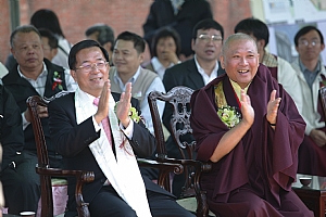 陳總統與創辦人為堆積木儀式喝采