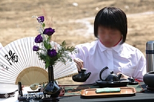 獻茶禮：鹿野苑學員為現場來賓泡茶
