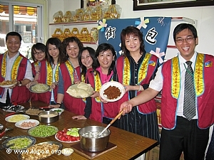 左一為台南市政府社會處救助課金廣範先生，右二為本會劉督導，其餘人士為「1957關懷專線」的社工。