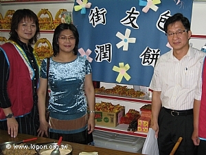 南區健保局處長（左二）及專員（右）參與本次活動。