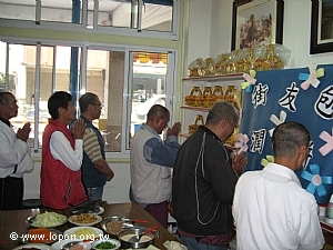 開動之前，對著牆上的創辦人照片合十念佛，感謝關懷之恩。