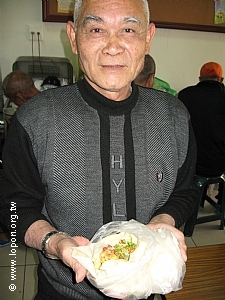 這位街友同學每天在街友愛心之家洗澡，因為創辦人說：儀容整潔是對自己的起碼尊重。