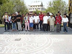同學們與蔣老師在噶居寺山門口合影