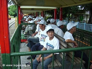 搭乘五分車，欣賞沿路的優美風景。