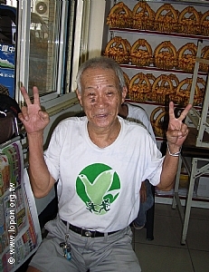 年紀最大的老阿伯，歡喜義剪到來。