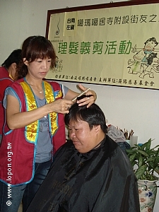 理髮師認真的神貌