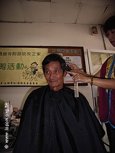 蘇老伯想著自己要什麼樣的髮型