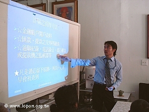 檢察官認真演講的神情，告訴同學們千萬勿以身試法。