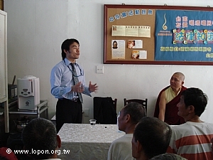 滇真導師百忙之中撥空前來，並全程陪同學們一起聽檢察官演講，可見 導師對同學們的關心。