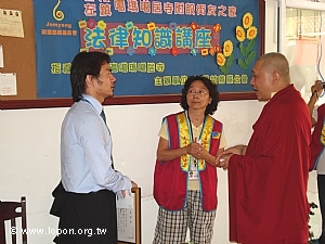 導師在檢察官臨行前，託請檢察官能多多幫助這群無助的街友，對同學的關愛之情盡沐於心。