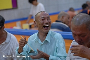 難掩興奮，開懷的大笑