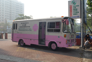 工作人員與X光車在早上8點半進入活動中心前廊