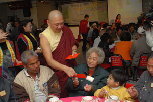 6.導師逐桌親自頒發紅包給每位同學，並且給予他們溫暖的問候和祝福，讓同學們都相當感心！