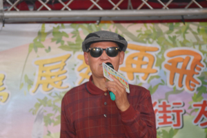 9.知名歌手李炳輝獻唱引爆活動高潮，李炳輝以他自己奮鬥的故事和逗趣的歌聲，激勵了現場每一個人。