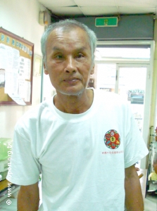 左眼開刀之後，至少一眼視力正常，阿基臉上開始有了笑容。