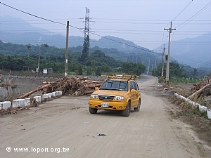 中華電信的工程車也進入山區搶救電話線路。