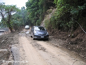 我們的車輛經過了崎嶇的道路，老師小心翼翼的駕駛。